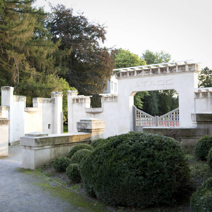 Porte d'accès au stade d'athlétisme du stade-parc Roger Salengro à Bruay-La-Buissière