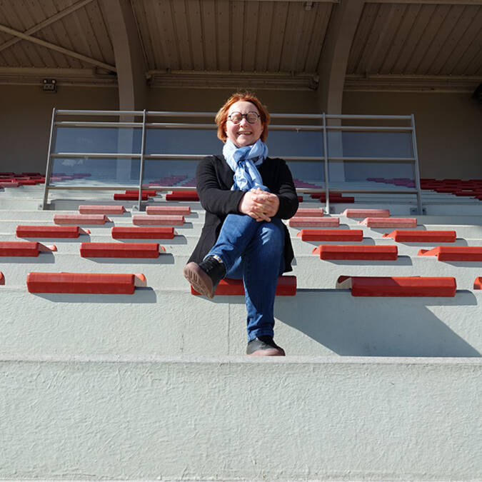 Caroline dans les gradins du stade d'athlétisme de Bruay-La-Buissière